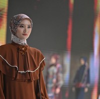 Tak lupa, warna hitam yang elegan hadir memperkuat karakter romantis-modern. Koleksi Raya Mandjha Ivan Gunawan tahun ini secara keseluruhan meluncurkan lebih dari 60 look, yang terdiri dari 57 busana wanita, 10 mukena, dan 12 menswear. Foto: Dok. Mandjha Ivan Gunawan.