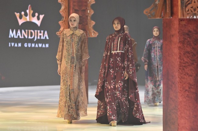 Inspirasi Mediterania diterjemahkan melalui permainan warna-warna lembut dan hangat, motif floral yang kaya, pemilihan material yang ringan, serta siluet khas Ivan Gunawan yang anggun dan modern. Foto: Dok. Mandjha Ivan Gunawan.