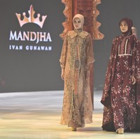 Inspirasi Mediterania diterjemahkan melalui permainan warna-warna lembut dan hangat, motif floral yang kaya, pemilihan material yang ringan, serta siluet khas Ivan Gunawan yang anggun dan modern. Foto: Dok. Mandjha Ivan Gunawan.