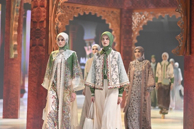 Mandjha menyematkan aksen broderie collar, embellishment floral yang timbul, hingga lace signature monogram yang eksklusif. Busana juga hadir dengan detail kristal dan aplikasi lace trim yang halus.  Foto: Dok. Mandjha Ivan Gunawan.