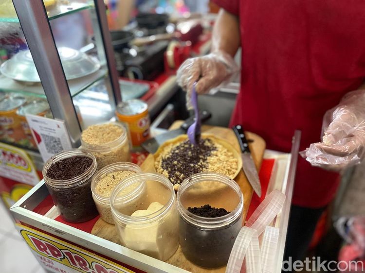 Ada Martabak Topping Komplet Rp 15.000 di Pasar 8 Alam Sutera