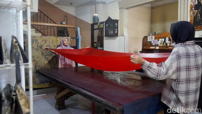 Melihat Proses Pembuatan Batik Ecoprint di Surabaya