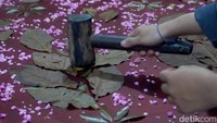 Berbeda dengan batik pada umumnya, ecoprint mengandalkan dedaunan, bunga, dan kulit pohon sebagai pencetak motif. Prosesnya tanpa bahan kimia dan tidak menghasilkan limbah berbahaya.