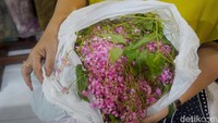 Seluruh produknya dibuat tanpa bahan kimia, menggunakan pewarna alami dari dedaunan dan bunga.