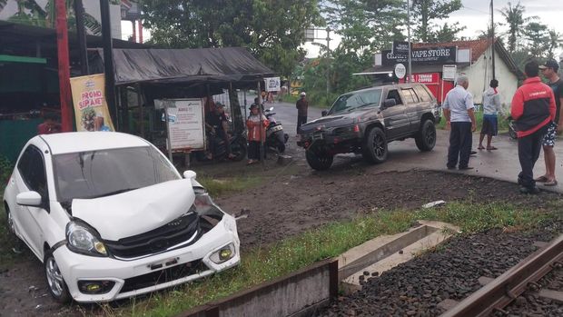 Mobil Brio tertabrak kereta api angkutan barang usai menerobos palang pintu di petak jalan Kasugihan–Karangkandri, Kabupaten Cilacap, Rabu (4/2/2026) pagi.