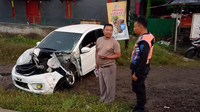 Nekat Terobos Palang, Brio Ringsek Kesenggol Kereta di Cilacap