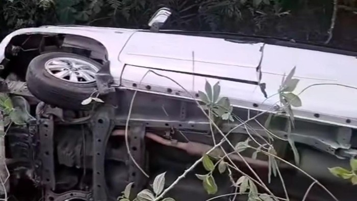 Viral Mobil Bawa Turis Terbalik Saat Hendak Wisata di Langkat