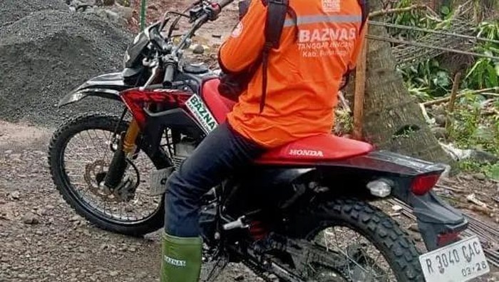 Sepeda motor trail milik relawan yang hilang di posko Dukuh Kaliurip, Desa Serang, Kecamatan Karangreja, Kabupaten Purbalingga.