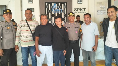 Ngakan Made Bajra Mahardika, pria asal Desa Suwat, Gianyar, dijemput polisi di Polres Batu, Minggu (1/2/2026). (Foto: Dok. Polres Gianyar).