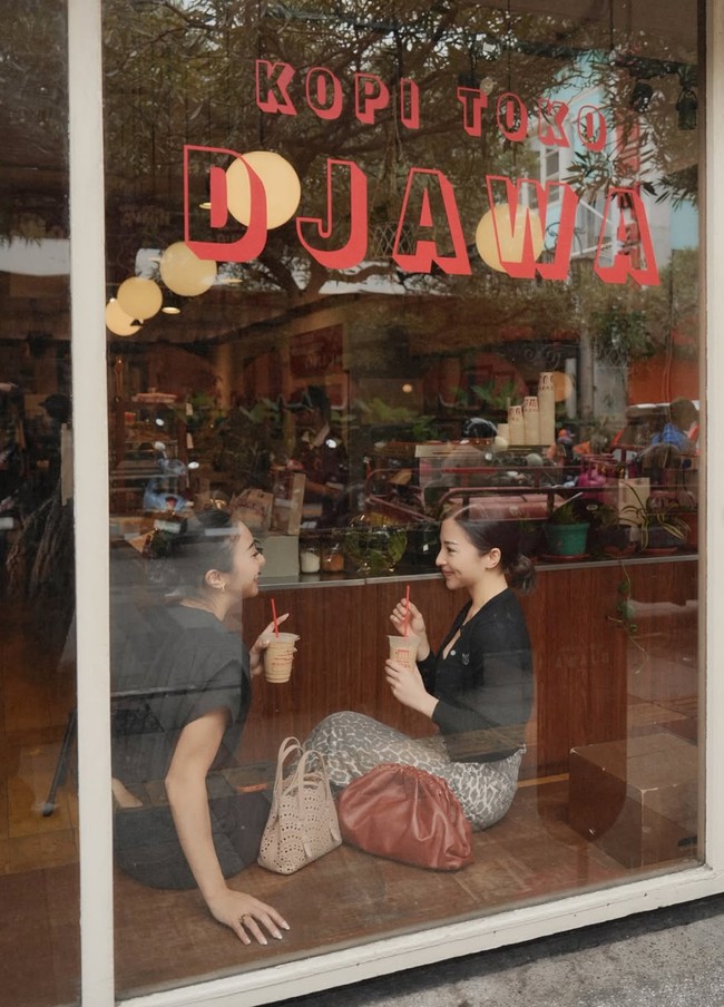 Nikita Willy membagikan momen dirinya dan sang adik, Winona, jalan-jalan bareng ke Bandung. Di sana keduanya menjajal beragam kuliner. Foto: Instagram/@nikitawillyofficial94