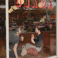 Nikita Willy membagikan momen dirinya dan sang adik, Winona, jalan-jalan bareng ke Bandung. Di sana keduanya menjajal beragam kuliner. Foto: Instagram/@nikitawillyofficial94