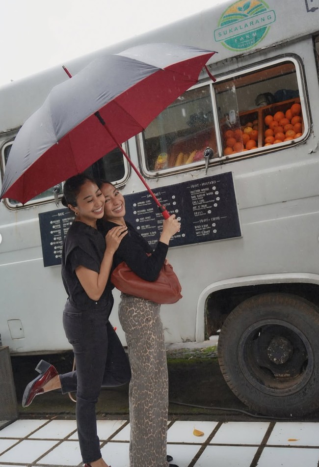 Niki dan Nona tampil kompak dalam balutan busana berwarna hitam. Penampilan keduanya terlihat santai dan simpel. Foto: Instagram/@nikitawillyofficial94