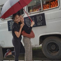 Niki dan Nona tampil kompak dalam balutan busana berwarna hitam. Penampilan keduanya terlihat santai dan simpel. Foto: Instagram/@nikitawillyofficial94