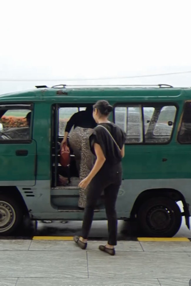 Salah satu momen unik yang cukup mencuri perhatian ialah saat keduanya memilih naik angkot untuk berkeliling di kota Bandung. Foto: Instagram/@nikitawillyofficial94