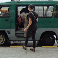 Salah satu momen unik yang cukup mencuri perhatian ialah saat keduanya memilih naik angkot untuk berkeliling di kota Bandung. Foto: Instagram/@nikitawillyofficial94