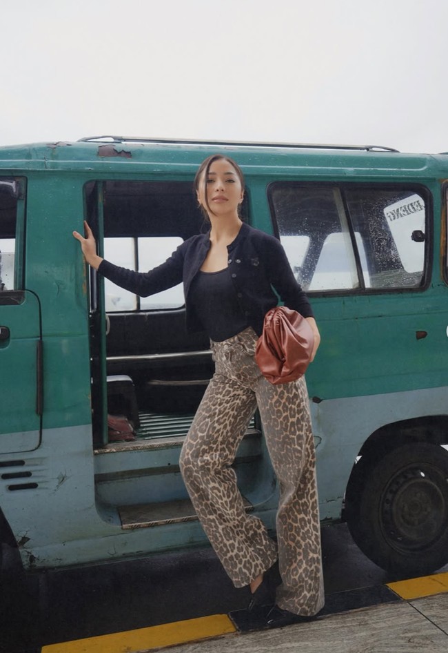 Niki bahkan berpose di depan angkot. Terlihat istri Indra Priawan itu tampil santai memadukan celana panjang leopard dan tanktop serta cardigan hitam. Foto: Instagram/@nikitawillyofficial94