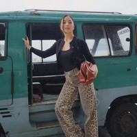 Gaya Santai Nikita Willy Naik Angkot, Pakai Celana Leopard-Tas Puluhan Juta