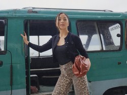 Gaya Santai Nikita Willy Naik Angkot, Pakai Celana Leopard-Tas Puluhan Juta