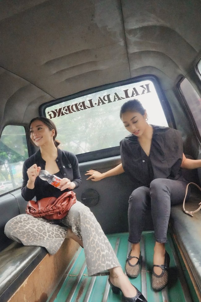 Selama perjalanan, Niki juga tampak menenteng sebuah clutch berwarna coklat. Diketahui clutch tersebut berasal dari merek Bottega Veneta. Melansir Retyche, Rust Leather The Pouch Clutch Bag dibanderol sekitar Rp 53 juta untuk preloved kondisi excelllent. Foto: Instagram/@nikitawillyofficial94