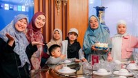 Ulang tahun ibunya tak pernah dilewatkan oleh Oki dan keluarga. Sekadar kue manis yang sederhana menemani momen hangat perayaan keluarga ini. Foto: Instagram/okisetianadewi
