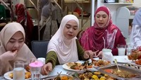 Pulang ke tanah air juga menjadi momen lepas rindu dengan adik-adiknya. Makan masakan ibu bersama, jadi cara Oki Setiana Dewi menjalin silaturahmi dengan keluarga. Foto: Instagram/okisetianadewi