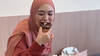 Saat pulang ke Indonesia, momen kulineran juga tak dilewatinya. Apalagi dengan tujuan mencicipi bisnis kuliner milik temannya yang baru buka kafe. Foto: Instagram/okisetianadewi