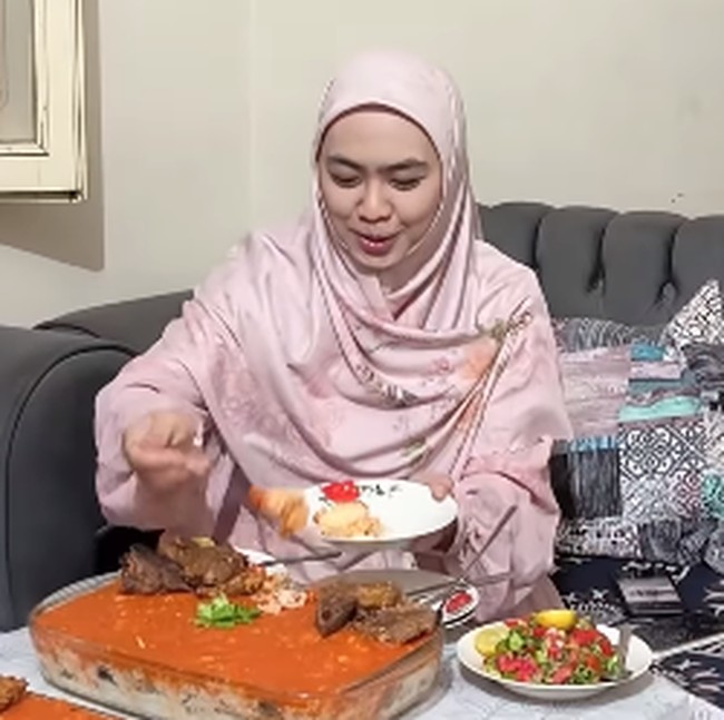 Seru! Oki Setiana Dewi Kulineran Makanan Mesir bareng Keluarga