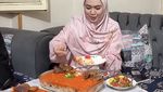 Seru! Oki Setiana Dewi Kulineran Makanan Mesir bareng Keluarga