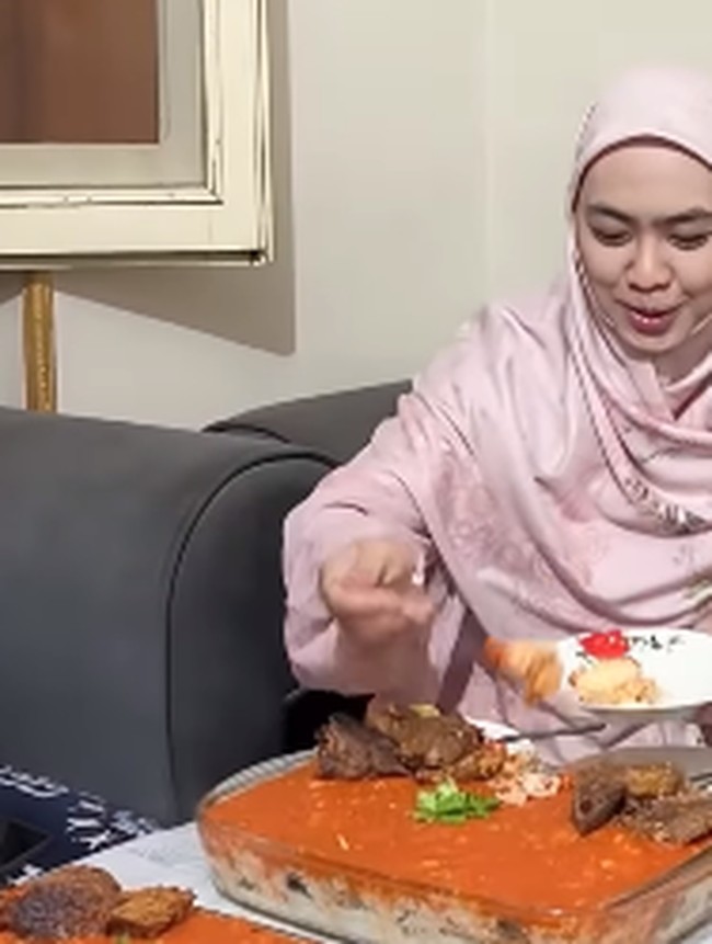 Seru! Oki Setiana Dewi Kulineran Makanan Mesir bareng Keluarga