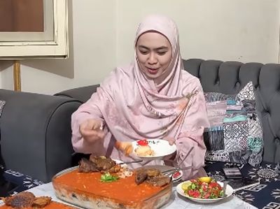 Seru! Oki Setiana Dewi Kulineran Makanan Mesir bareng Keluarga