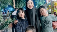 Oki Setiana Dewi sudah beberapa tahun terakhir pindah ke Mesir. Di malam hari, ia bersama keluarga kecilnya kerap makan dari kedai sederhana pinggir jalan di Mesir. Foto: Instagram/okisetianadewi