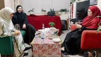 Bersama ustadzah lainnya, Oki juga kerap berbincang santai. Tentunya ditemani suguhan berupa berbagai jenis camilan. Foto: Instagram/okisetianadewi