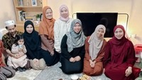 Oki yang mendapat tawaran berdakwah di London, Inggris disambut dengan hangat. Bahkan ada sesi makan bersama teman-teman Indonesia setelah mengajar. Foto: Instagram/okisetianadewi