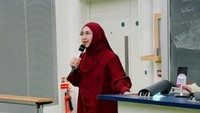Oki memang dikenak sebagai sosok yang tak pernah lelah berbagai ilmu. Kabar terbaru yang dibagikan melalui Instagram @okisetianadewi, ia baru saja mendapat tawaran mengajar di Eropa. Foto: Instagram/okisetianadewi