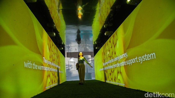 Pengunjung memperhatikan karya seni dalam pameran Understanding Cancer through Art di Jakarta, Rabu (4/2/2026). Pameran yang digelar dalam rangka memperingati Hari Kanker Sedunia 2026 ini menampilkan puluhan karya seni dari penyintas kanker dan caregiver, termasuk dua lukisan karya Presiden Republik Indonesia ke-6, Susilo Bambang Yudhoyono.
