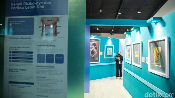 Pengunjung memperhatikan karya seni dalam pameran Understanding Cancer through Art di Jakarta, Rabu (4/2/2026). Pameran yang digelar dalam rangka memperingati Hari Kanker Sedunia 2026 ini menampilkan puluhan karya seni dari penyintas kanker dan caregiver, termasuk dua lukisan karya Presiden Republik Indonesia ke-6, Susilo Bambang Yudhoyono.