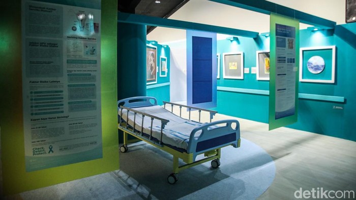 Pengunjung memperhatikan karya seni dalam pameran Understanding Cancer through Art di Jakarta, Rabu (4/2/2026). Pameran yang digelar dalam rangka memperingati Hari Kanker Sedunia 2026 ini menampilkan puluhan karya seni dari penyintas kanker dan caregiver, termasuk dua lukisan karya Presiden Republik Indonesia ke-6, Susilo Bambang Yudhoyono.