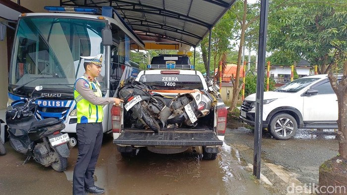Motor dikendarai siswi SMA berinisial KA (17) berboncengan dengan temannya, N (17) terlibat kecelakaan dengan motor siswa SMK inisial M (16) di Kabupaten Pangkep, Sulawesi Selatan (Sulsel).