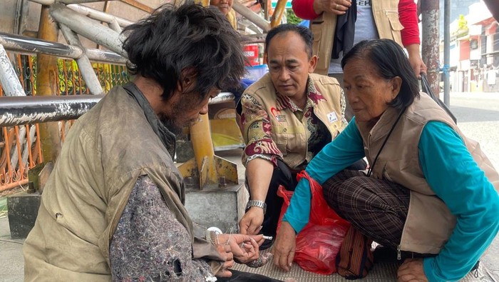 Pria ODGJ diamankan telanjang di depan SMP 2 Parepare, Sulsel. Warga resah, petugas memberikan perawatan dan membawa ke rumah sakit.