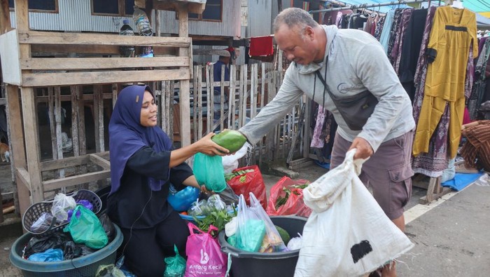 Pedagang dan pembeli bertransaksi dengan sistem barter hasil pertanian di Pasar Warloka Pesisir, Kecamatan Komodo, Kabupaten Manggarai Barat, NTT, Selasa (3/2/2026). Pemerintah Kabupaten Manggarai Barat mempertahankan sistem barter yang telah dilakukan turun temurun antarwarga kepulauan dan pegunungan Pulau Flores di Desa Warloka Pesisir serta menjadikannya sebagai atraksi wisata budaya guna meningkatkan kunjungan ke destinasi pariwisata super prioritas (DPSP) Labuan Bajo itu. ANTARA FOTO/Gecio Viana/app/rwa.