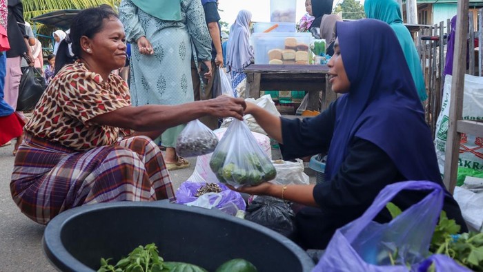 Pedagang dan pembeli bertransaksi dengan sistem barter hasil pertanian di Pasar Warloka Pesisir, Kecamatan Komodo, Kabupaten Manggarai Barat, NTT, Selasa (3/2/2026). Pemerintah Kabupaten Manggarai Barat mempertahankan sistem barter yang telah dilakukan turun temurun antarwarga kepulauan dan pegunungan Pulau Flores di Desa Warloka Pesisir serta menjadikannya sebagai atraksi wisata budaya guna meningkatkan kunjungan ke destinasi pariwisata super prioritas (DPSP) Labuan Bajo itu. ANTARA FOTO/Gecio Viana/app/rwa.