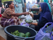 Jual Beli Tanpa Rupiah, Warga Warloka Lestarikan Pasar Barter