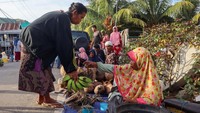 Di pasar tradisional ini, hasil pertanian dari wilayah pegunungan seperti sayur-mayur, umbi-umbian, dan buah-buahan ditukar langsung dengan hasil laut berupa ikan, garam, maupun produk pesisir lainnya tanpa menggunakan uang. ANTARA FOTO/Gecio Viana