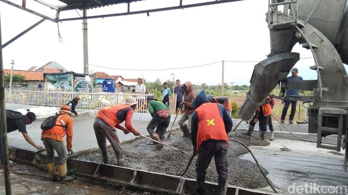 Viral Jalan Baru Dicor di Losari Brebes Ambyar Digilas Pemotor