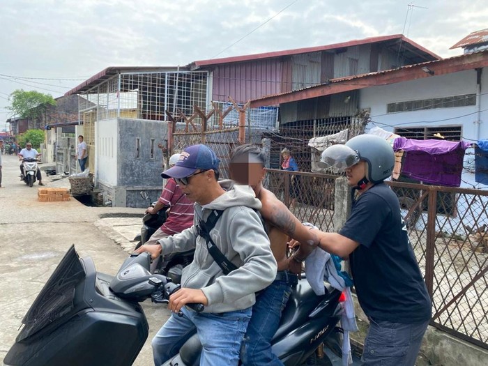 Petugas kepolisian saat mengamankan pelaku pengeroyokan di Belawan