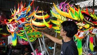 Untuk satu set barongsai, perajin mematok harga jual sekitar Rp6 juta, sedangkan satu set liong dibanderol Rp9 juta, tergantung tingkat kerumitan dan bahan yang digunakan.