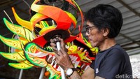 Di tempat tersebut, perajin mengerjakan pembuatan barongsai dan liong berbahan baku impor yang membutuhkan waktu sekitar satu hingga dua pekan untuk siap dipasarkan ke berbagai daerah di Indonesia.