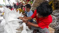 Memasuki tahun ini, jumlah pesanan yang diterima perajin mengalami peningkatan signifikan dibandingkan tahun sebelumnya seiring tingginya permintaan menjelang perayaan imlek.