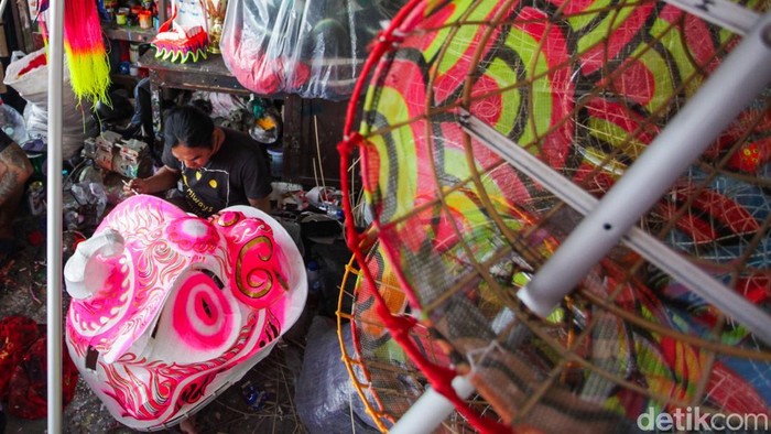 Suasana rumah produksi barongsai di Kawasan Babakan Pasar, Kota Bogor, Jawa Barat, pada Kamis (12/1/2023). Di tempat tersebut, perajin mengerjakan pembuatan barongsai dan liong berbahan baku impor yang membutuhkan waktu sekitar satu hingga dua pekan untuk siap dipasarkan ke berbagai daerah di Indonesia.