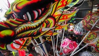 Selain mengerjakan pesanan produksi, perajin juga kerap menerima permintaan perbaikan barongsai maupun liong.